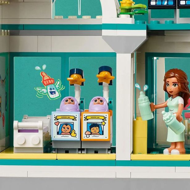 LEGO' FRIENDS 42621 MESTNA BOLNIŠNICA V HEARTLAKE CITYJU