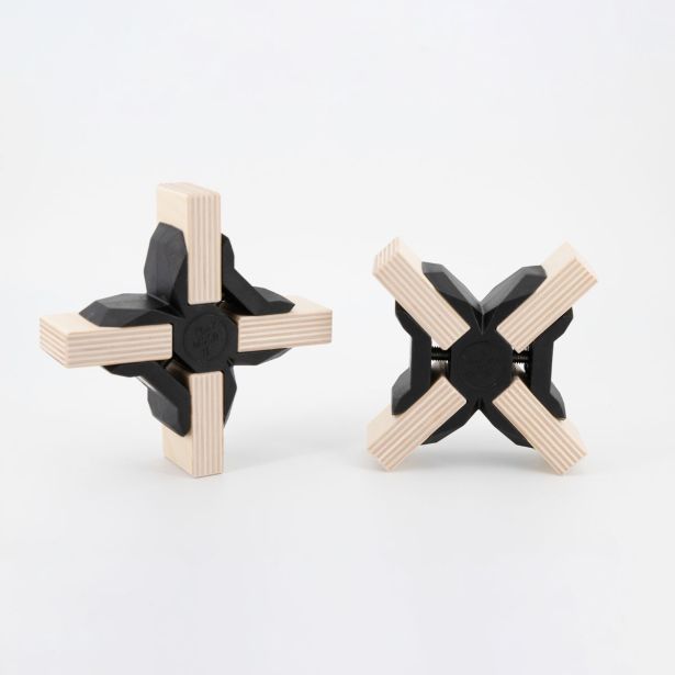 KONEKTOR X ZA POVEZAVO 4 LESNIH PLOŠČ PLAYWOOD ČRN