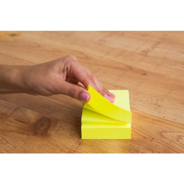 LISTIČI LEVIA SAMOLEPILNI 76X76 1/400 D.RECT RUMENA 009326