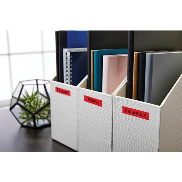 NALEPKE IN TRAKOVI DYMO D1 TRAK 24 MM ČRNA NA RDEČI