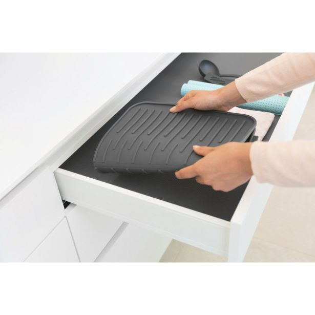 ODCEJALNIK BRABANTIA SINKSIDE PODLOGA ZA POSODO SILIKONSKA SIVA