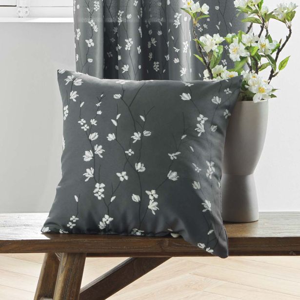 OKRASNI VZGLAVNIK DOUCEUR D'INTÉRIEUR 45X45CM ANTRACIT, ČEŠNJEV CVET
