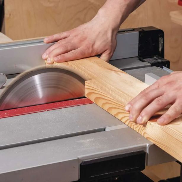 PODALJŠEK EMOS 3 FAZNI ZUNANJI 20M 400V 1 VTIČNICA, ČRNI