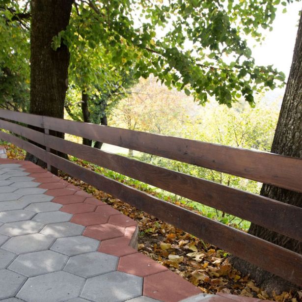 BETONSKI TLAKOVEC SEMMELROCK ŠESTEROKOTNIK 24.3/21/6 CM RDEČA