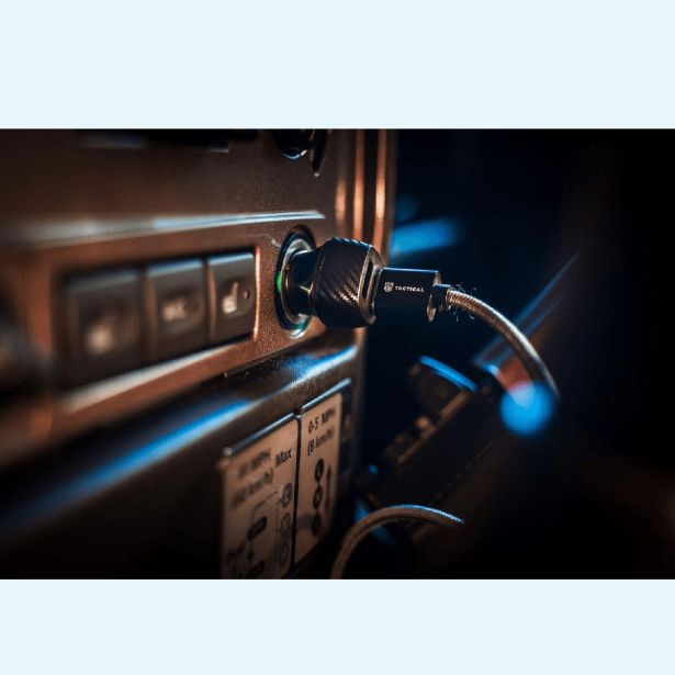 TACTICAL AVTOPOLNILEC 2X USB-A QC 24W 3A S KABLOM LIGNTNING LICENČNI POLNILEC- SIV