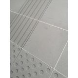 BETONSKA PLOŠČA OBLAK GROUP 30X30X8 CM - ČEPASTA CEMENTNO SIVA