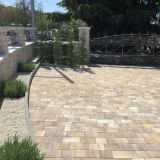 BETONSKI TLAKOVEC SEMMELROCK DOMINO KOMBINIRANA BAR: ŠKOLKASTO APNENČASTA