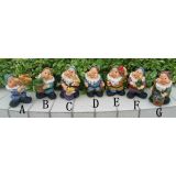 FIGURA, OKRASNA SEDEM PALČKOV Z VRTNINAMI VIŠ 11 CM