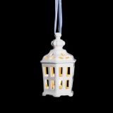 OKRASEK ZA JELKO GLOSSTYLE HIŠICA 11 CM BELE BARVE Z LED LUČKO