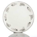 DEKORACIJA GLOSSTYLE KROŽNIK FI 33 BELI S STORŽI IZ UMETNE MASE