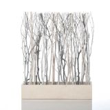 NAMIZNA DEKORACIJA GLOSSTYLE LESENA V PODSTAVKU SIVA Z BUNKICAMI 40X12X48 CM