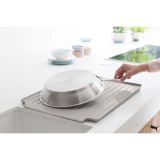 ODCEJALNIK BRABANTIA 14.2X38.6X49.2 CM ZA POSODO TEMNO SIV