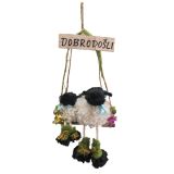 POMLADNA DEKORACIJA GLOSSTYLE OVČKI NA GUGALNICI 46 CM Z NAPISOM DOBRODOŠLI