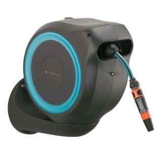 GARNITURA ZA ZALIVANJE GARDENA STENSKI NOSILEC ZA CEV 15 ROLL-UP AUTOMATIC S GARNITURA ZA ZALIVANJE GARDENA STENSKI NOSILEC ZA CEV 15 ROLL-UP AUTOMATIC S