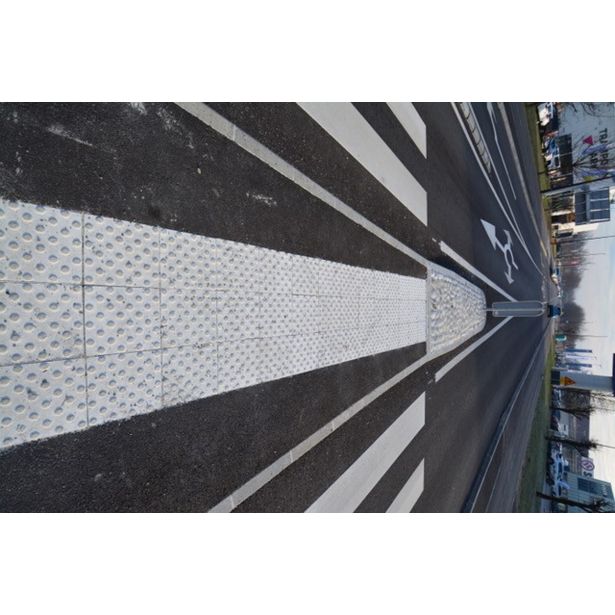 BETONSKA PLOŠČA OBLAK GROUP 30X30X8 CM - ČEPASTA BELA