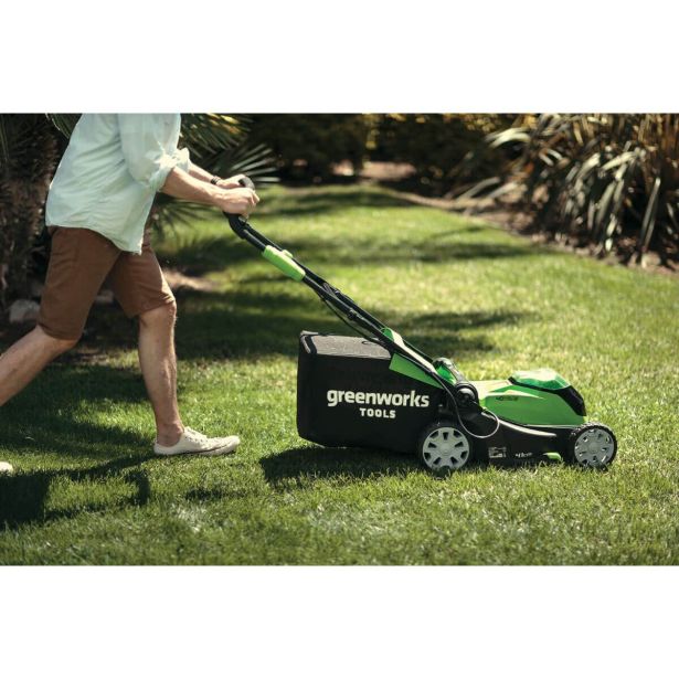 AKUMULATORSKA KOSILNICA GREENWORKS 40V 41 CM S 4AH BATERIJO IN POLNILNIKOM