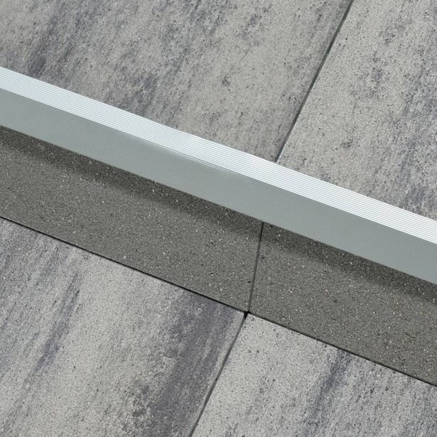 DODATEK ZA BETON SEMMELROCK ALU STOPNIČASTI ROB 120 CM SREBRNI ALUMINIJ