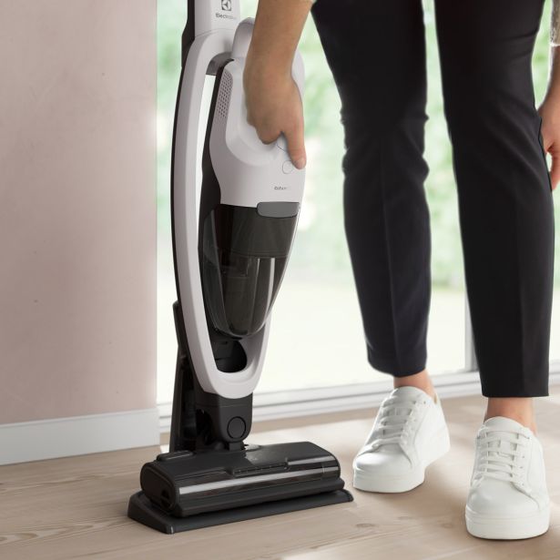 BATERIJSKI SESALNIK ELECTROLUX ES52CB18SH