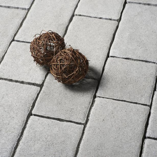 BETONSKI TLAKOVEC KOGRAD ROMANIKA SIV