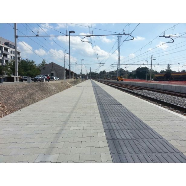 BETONSKI TLAKOVEC OBLAK GROUP H 20X16.5X8 CM OSTRI ROB CEMENTRNO SIV