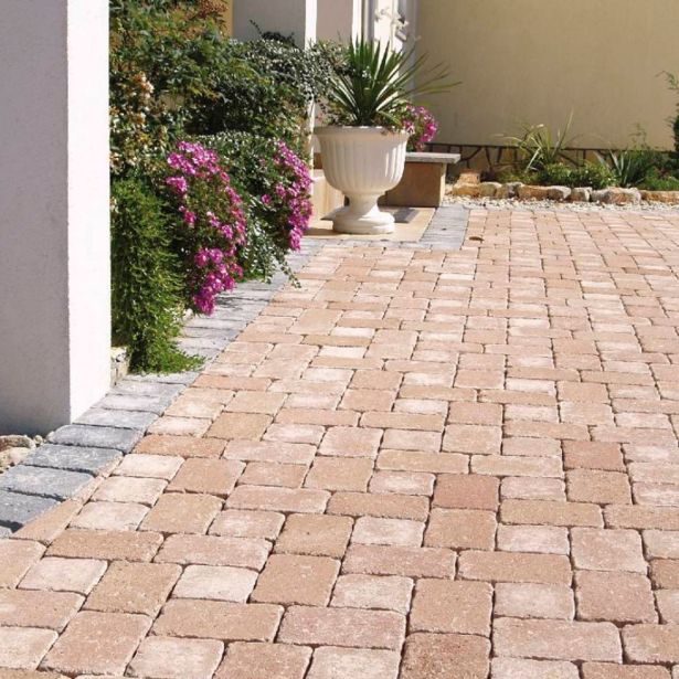 BETONSKI TLAKOVEC SEMMELROCK CASTELLO ANTICO Z IMITAC. 12.5/12.5/6 CM. ORANŽNA