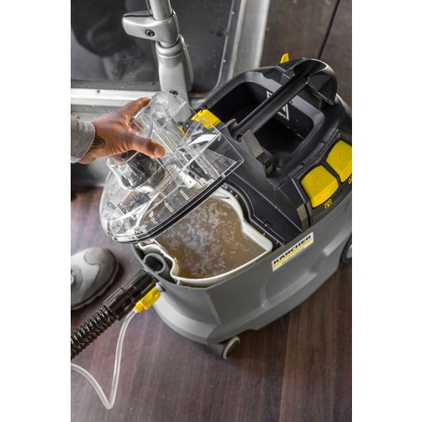 ČISTILNIK PREPROG KARCHER PROFESSIONAL PUZZI 8/1