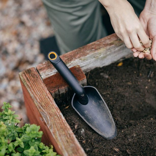 CVETLIČNO ORODJE FISKARS LOPATICA VRTNA SOLID 1071899