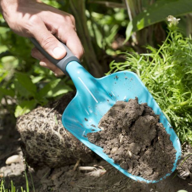 CVETLIČNO ORODJE GARDENA CLASSIC LOPATICA ZA ROŽE VELIKA 12 CM