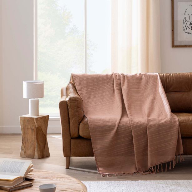 DEKORATIVNA ODEJA DOUCEUR D'INTÉRIEUR 180X220 LILIA MOCHA Z RESICAMI