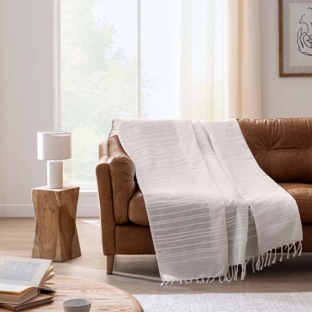 DEKORATIVNA ODEJA DOUCEUR D'INTÉRIEUR 180X220 LILIA NATUREL LAHKA Z RESICAMI