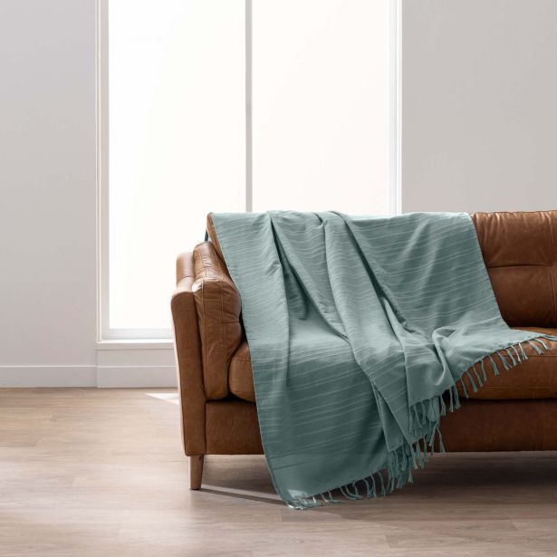 DEKORATIVNA ODEJA DOUCEUR D'INTÉRIEUR 180X220 LILIA SAUGE LAHKA Z RESICAMI