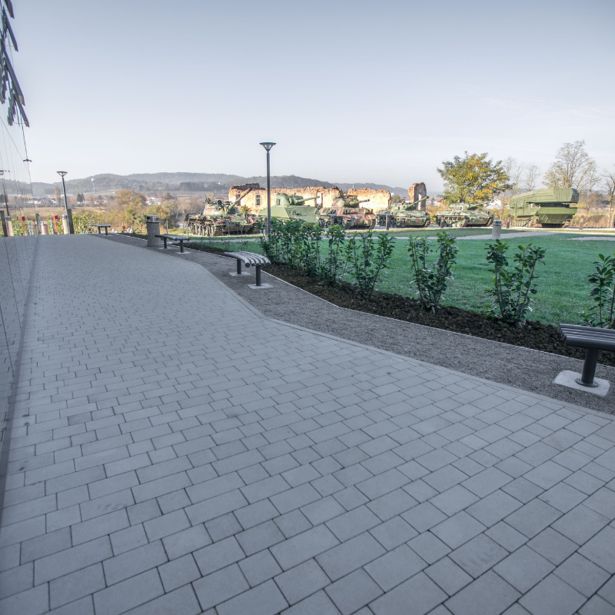 BETONSKI TLAKOVEC SEMMELROCK DOMINO 30/15/5, 25/15/5 SIVA KOMBINIRANA OBLIKA