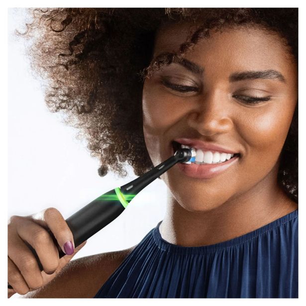 ELEKTRIČNA ZOBNA ŠČETKA ORALB IO5 DUO BELA/ČRNA