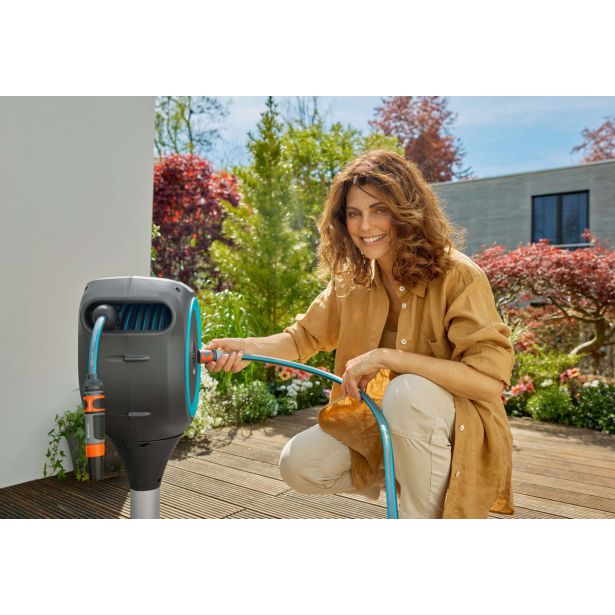 GARNITURA ZA ZALIVANJE GARDENA NOSILEC ZA CEV NA TERASI ROLL-UP M