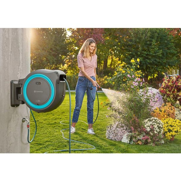 GARNITURA ZA ZALIVANJE GARDENA STENSKI NOSILEC ZA CEV L 30 M ROLL-UP AUTOMATIC