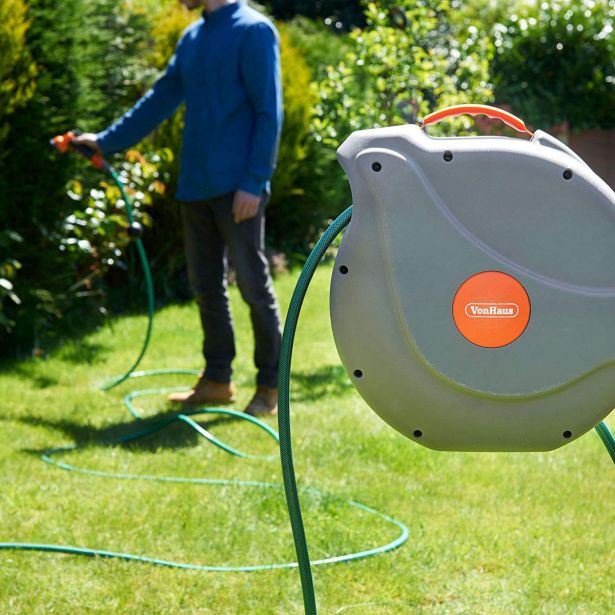 GARNITURA ZA ZALIVANJE VONHAUS 30M STENSKI NOSILEC ZA CEV