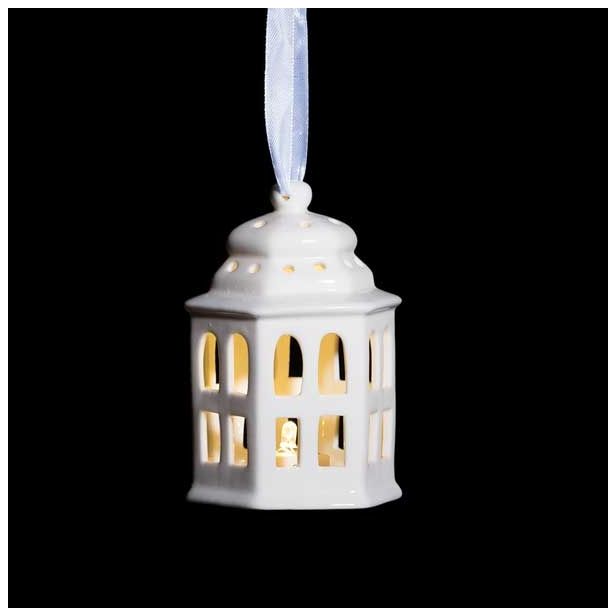 OKRASEK ZA JELKO GLOSSTYLE HIŠICA 11 CM BELE BARVE Z LED LUČKO