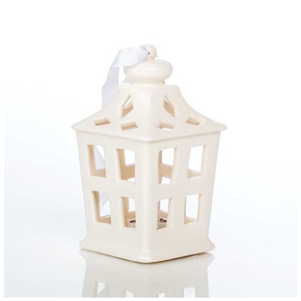 OKRASEK ZA JELKO GLOSSTYLE HIŠICA 11 CM BELE BARVE Z LED LUČKO