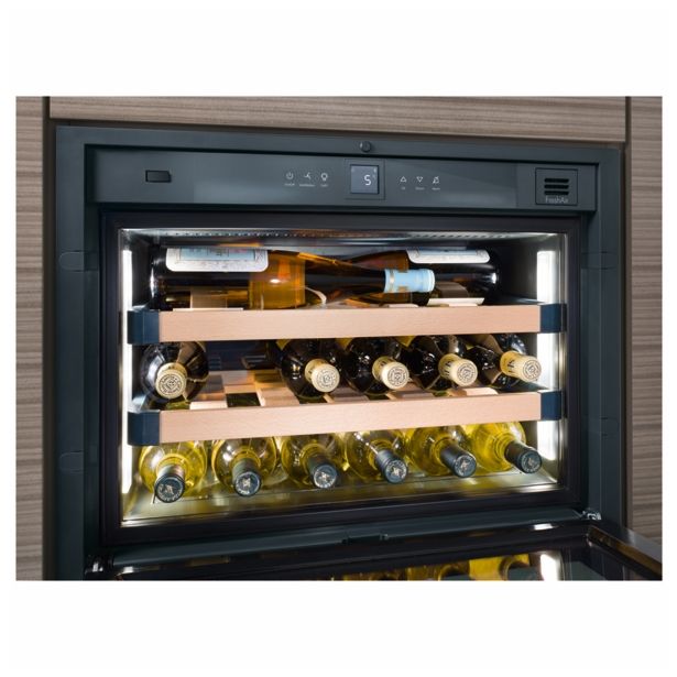 HLADILNA VITRINA LIEBHERR WKEGB 582 VGRADNA