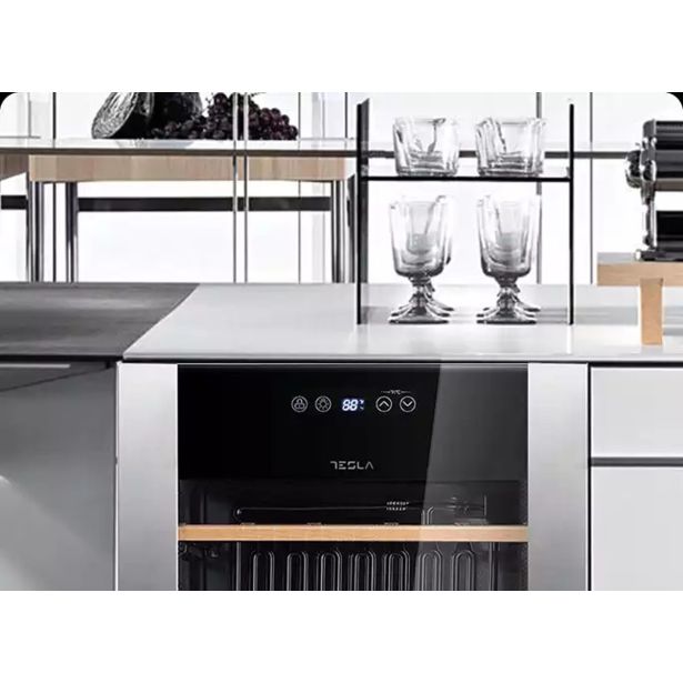 HLADILNA VITRINA TESLA RW091M