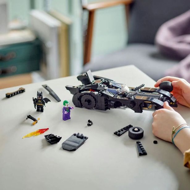 KOCKE LEGO BATMOBILE': LOV BATMANA' PROTI JOKERJU'