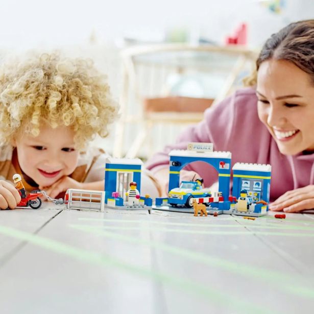 KOCKE LEGO CITY LOV PRI POL. POSTAJI 60370