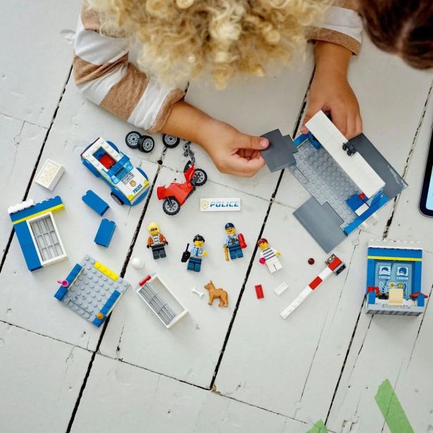 KOCKE LEGO CITY LOV PRI POL. POSTAJI 60370