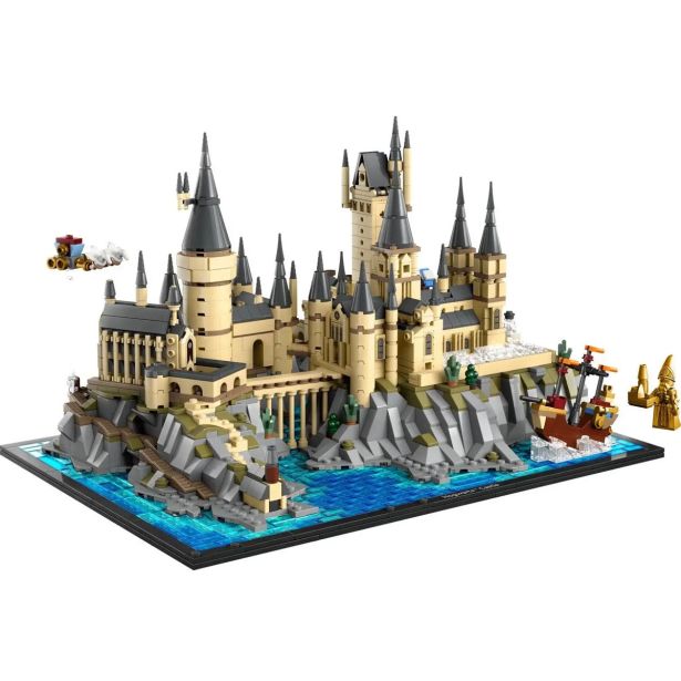 KOCKE LEGO GRAD IN ZEMLJIŠČE BRADAVIČARKE'
