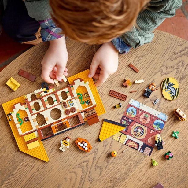 KOCKE LEGO HARRY POTTER PIHPUFFOVSKI PRAPOR76412