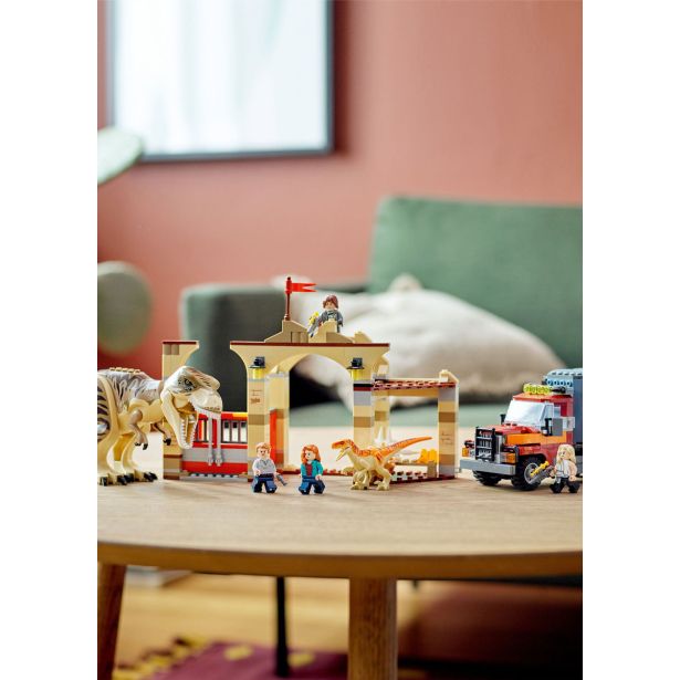 KOCKE LEGO JURASSIC WORLD POBEG TIRANOZAVRA 76948