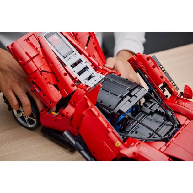 KOCKE LEGO TECHNIC FERRARI DAYTONA SP3 42143