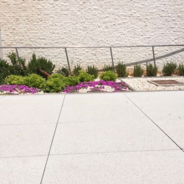 BETONSKA PLOŠČA SEMMELROCK LA LINIA, GRANDE PLOŠČE 120/80/10 CM SVETLO GRAN