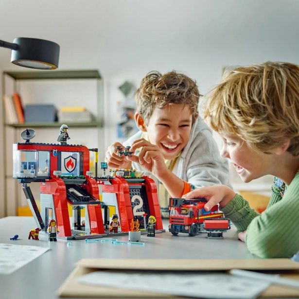 LEGO' CITY 60414 GASILSKA POSTAJA Z GASILSKIM VOZILOM