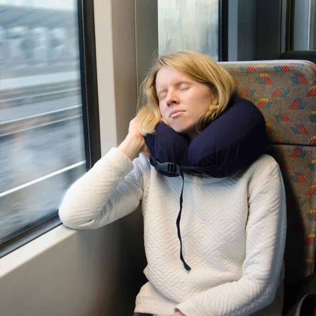 NAPIHLJIVA BLAZINA LAYON POTOVALNI VZGLAVNIK MODER